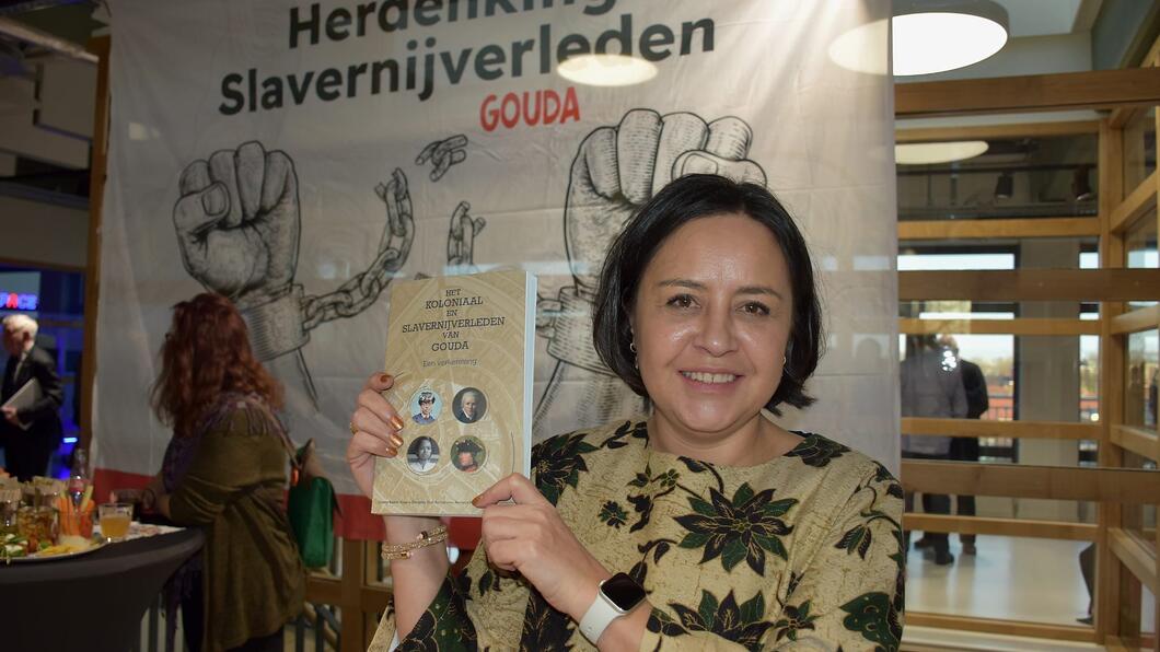 Sandra Brouwer met de verkenning naar het koloniaal en slavernijverleden van Gouda
