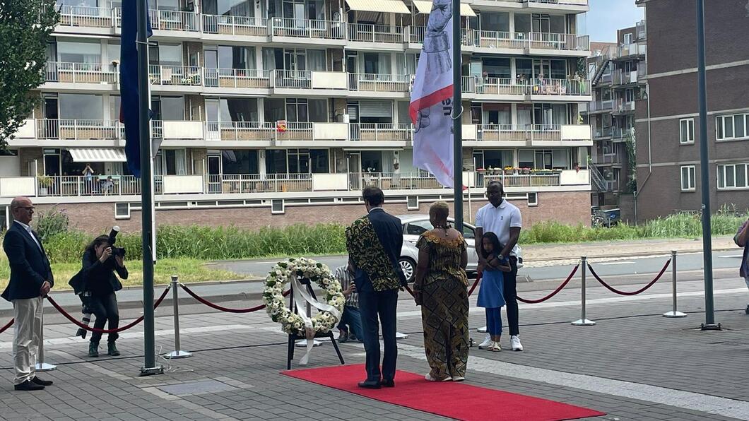 Kranslegging op 30 juni 2024 bij de herdenking van het slavernijverleden in Gouda