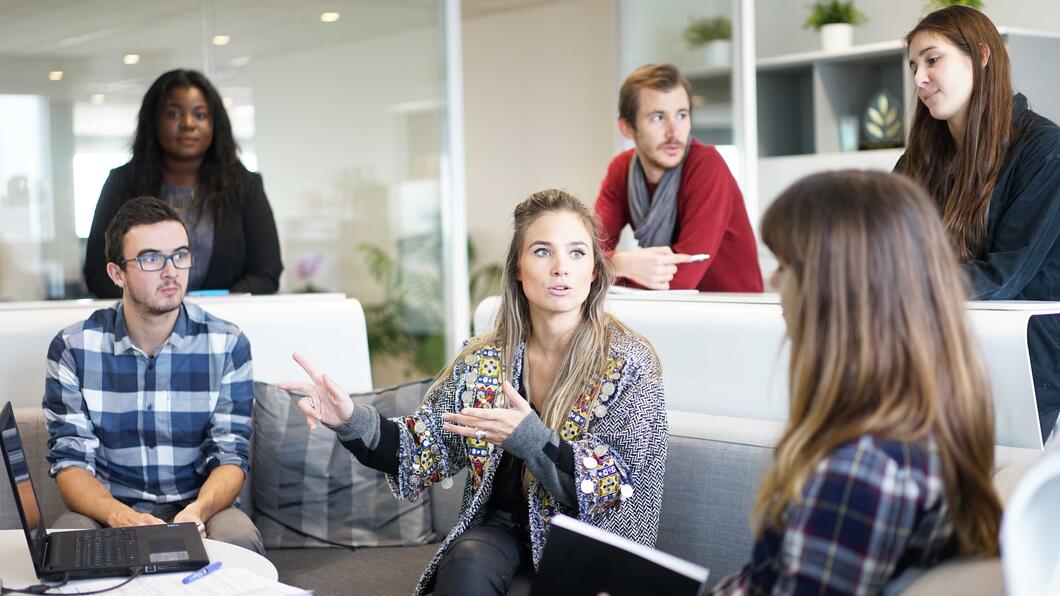 Een diverse groep mensen met elkaar in gesprek