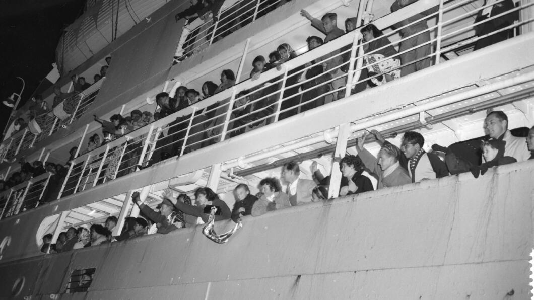 Foto vanaankomst van ‘repatrianten’ uit Indonesië in Rotterdam