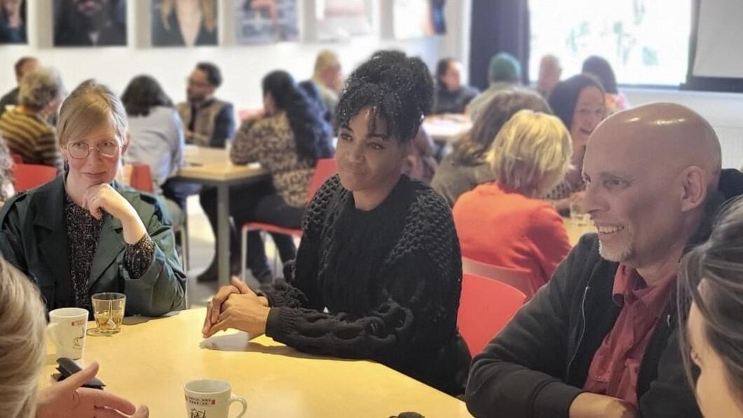 Mensen bij een bijeenkomst