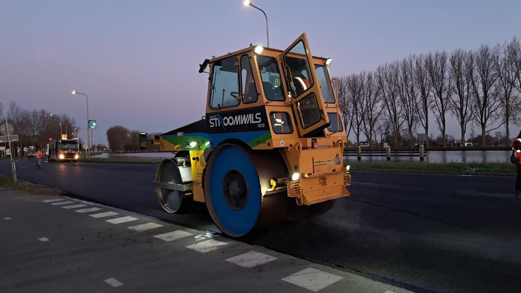 Elektrische wals op een zojuist geasfalteerde weg