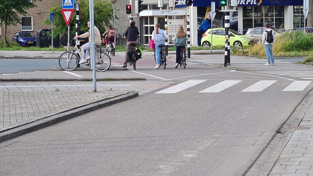 Jongeren bij een verkeerslicht