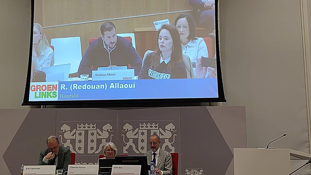 Raadslid Redouan Allaoui spreekt tijdens een raadsvergadering op 24 september 2025 in het Huis van de Stad in Gouda