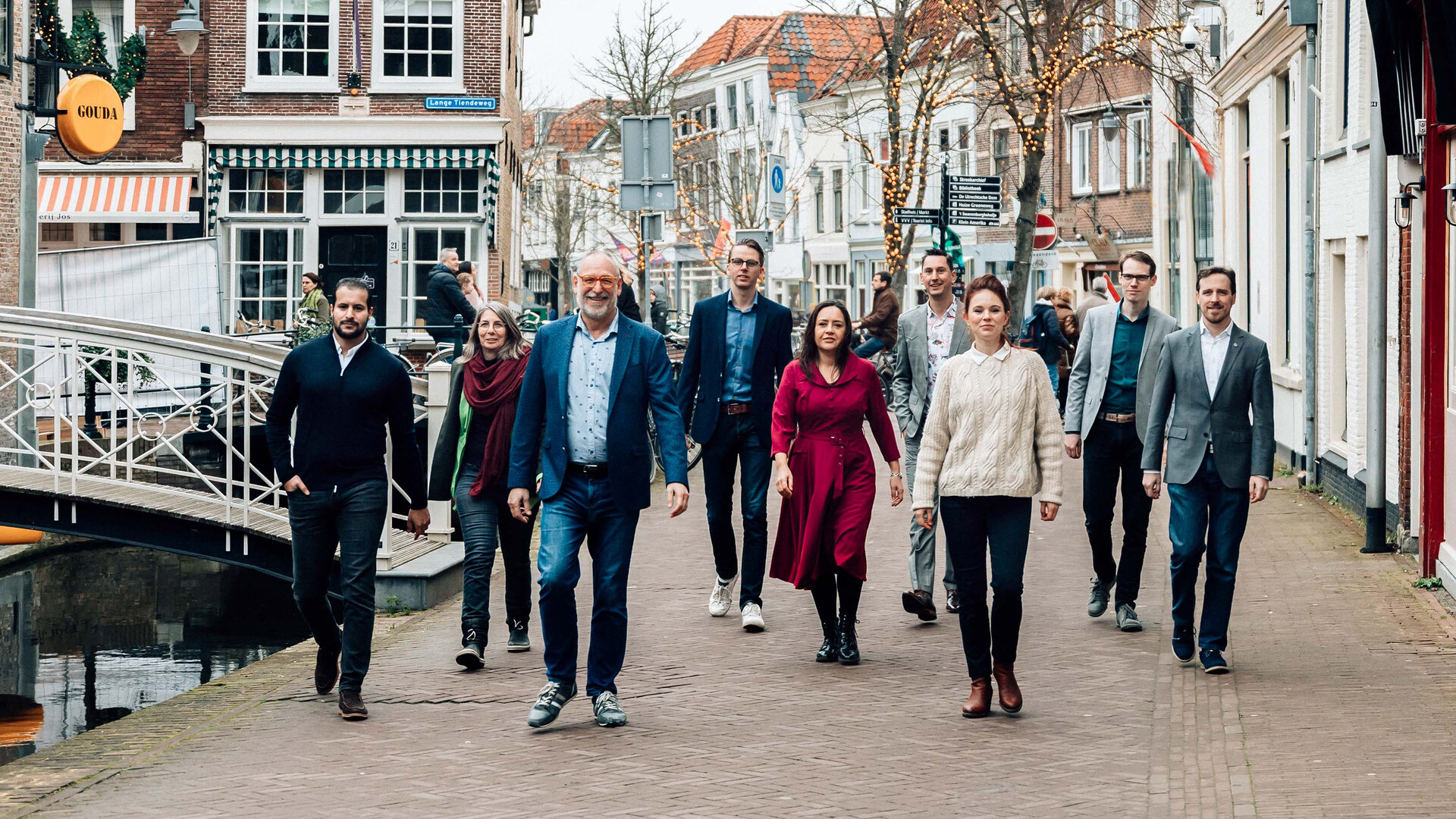 Foto van 8 kandidaten lopend door binnenstad