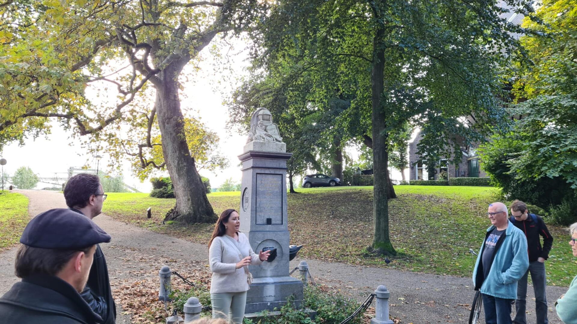 Raadslid Sandra Brouwer bij het monument van de gebroeders De Houtman