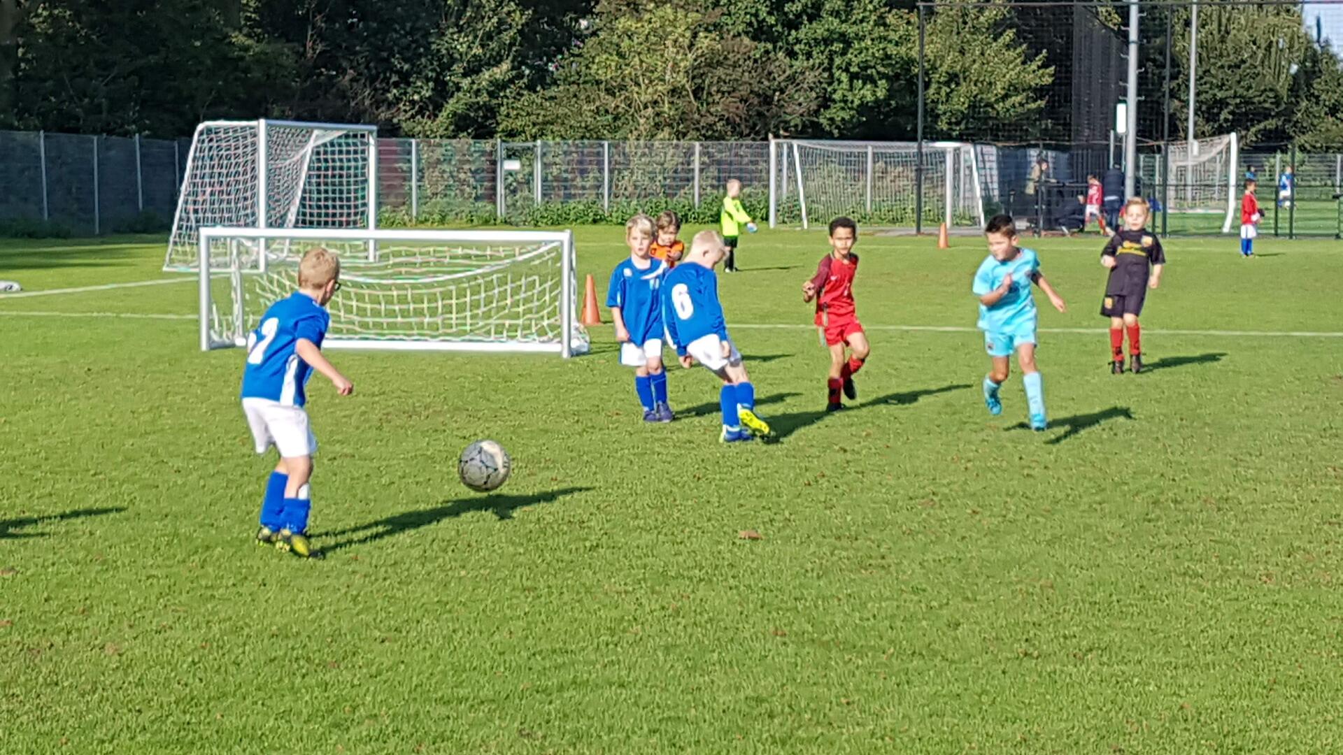 Kinderen op een voetbalveld