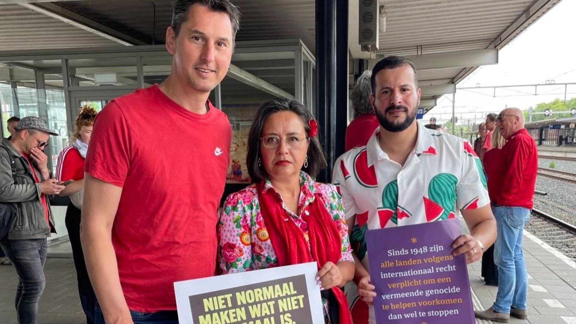 Fractie van GroenLinks Gouda staat op station Gouda met borden tegen het genocidaal geweld in Gaza