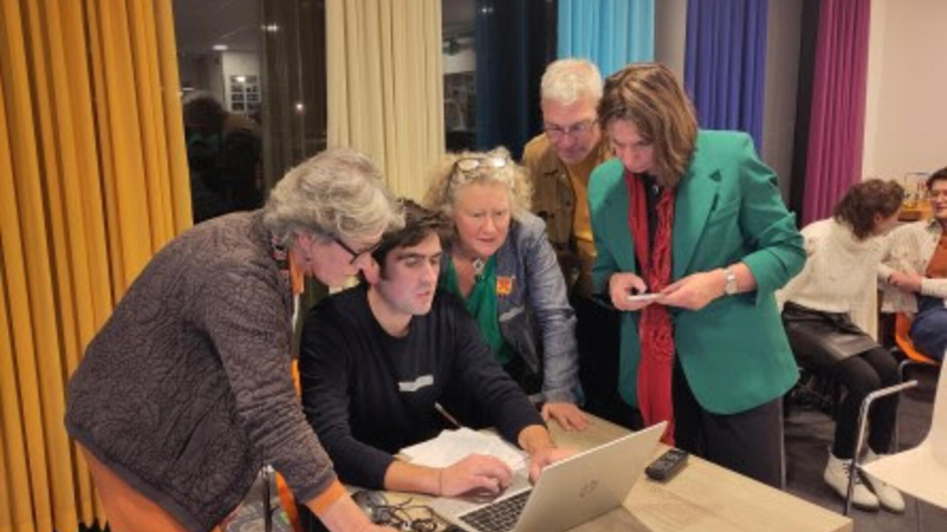 Mensen van GL bij een laptop