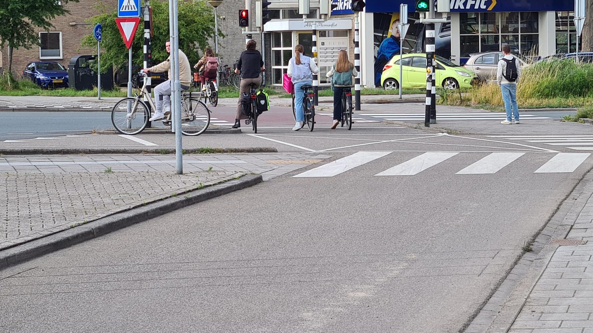 Jongeren bij een verkeerslicht
