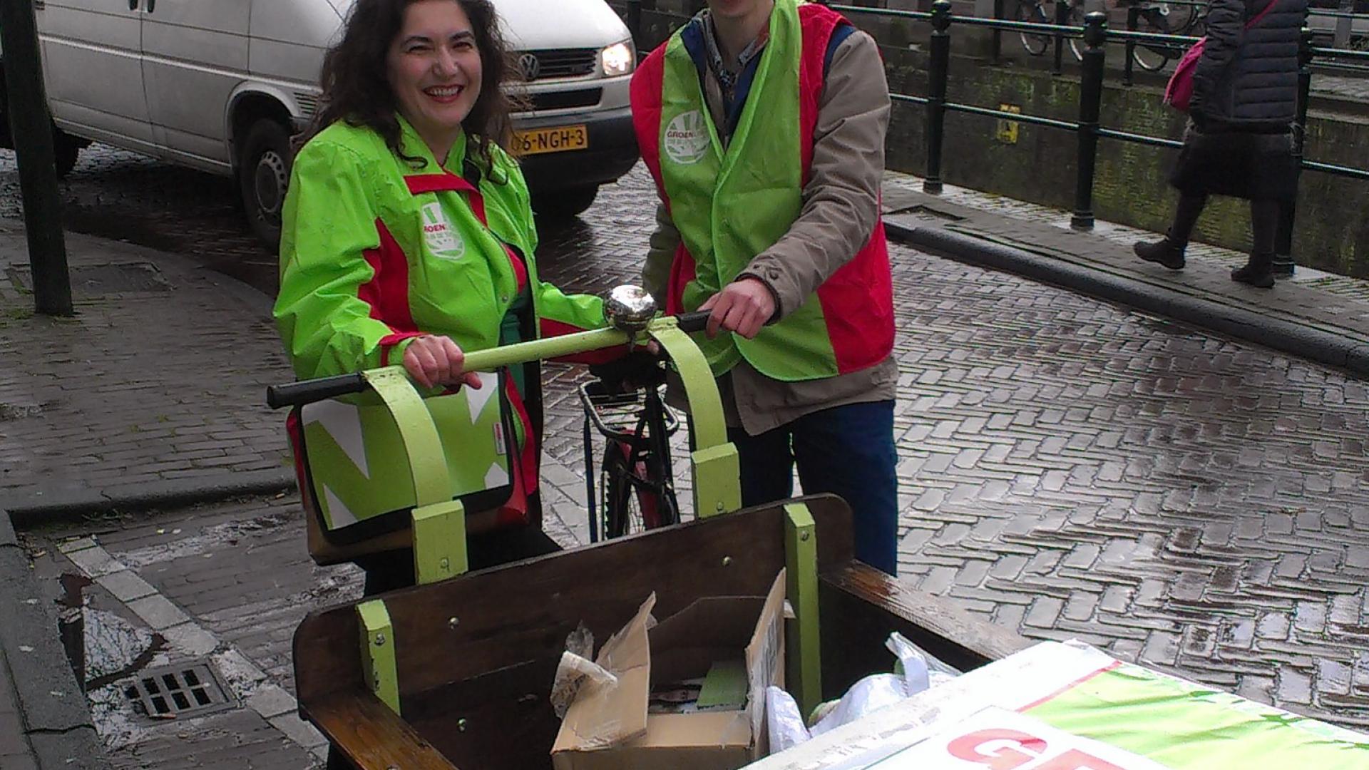 Twee mensen met een GroenLinks-bakfiets