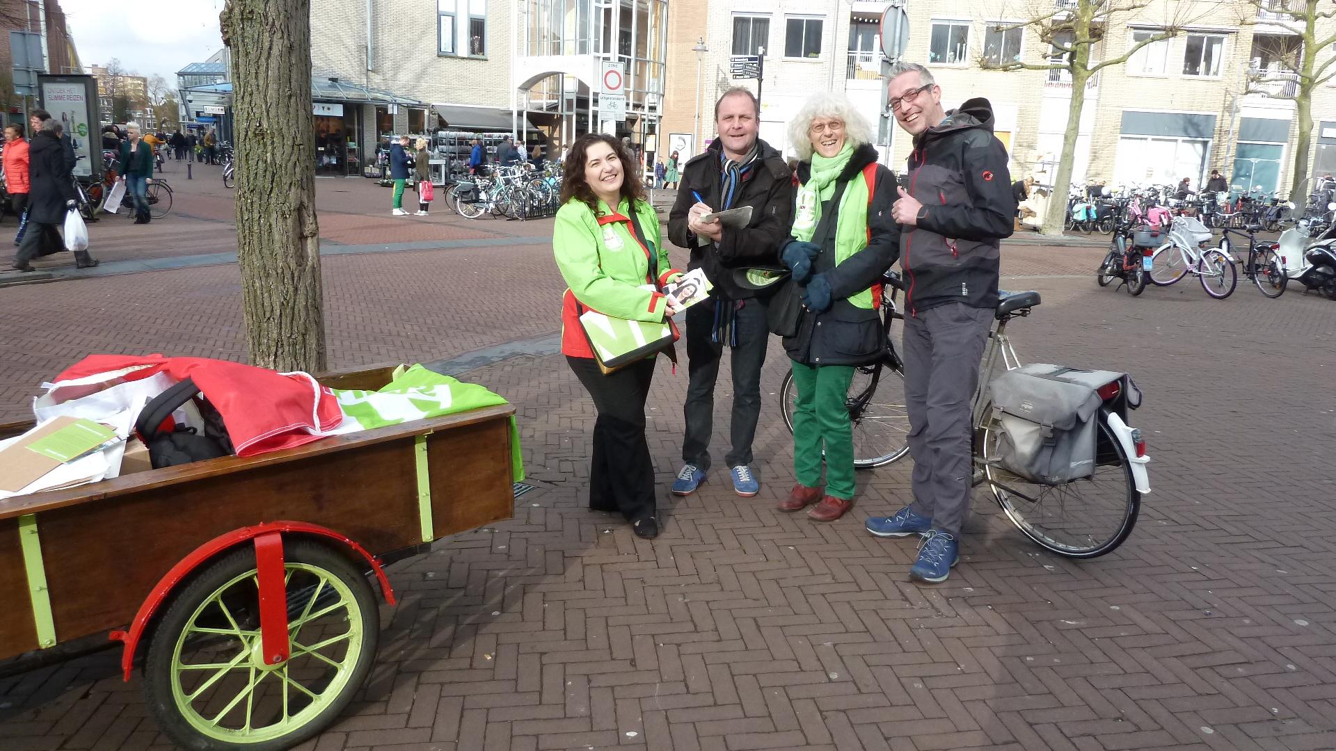 Lijsttrekker Huri Sahin flyert in Gouda