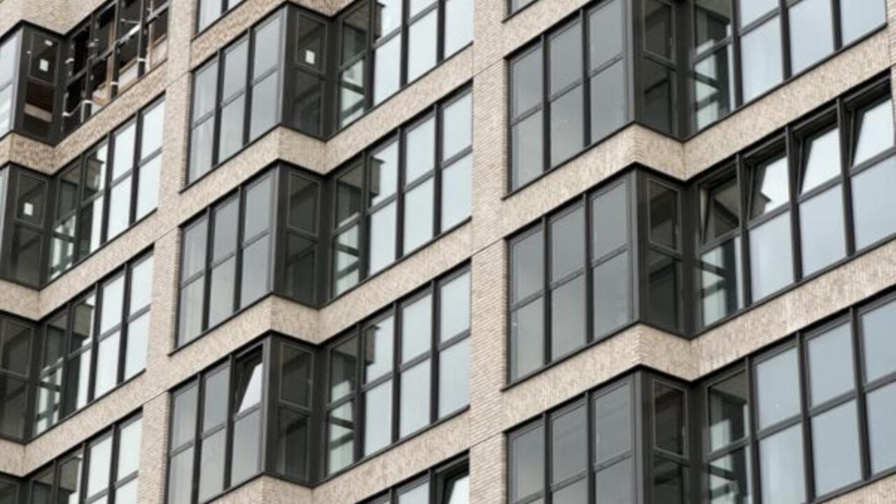 Een foto van een flatgebouw